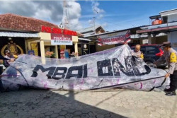 Balon Udara dengan Petasan Jatuh di Pekarangan Rumah Warga