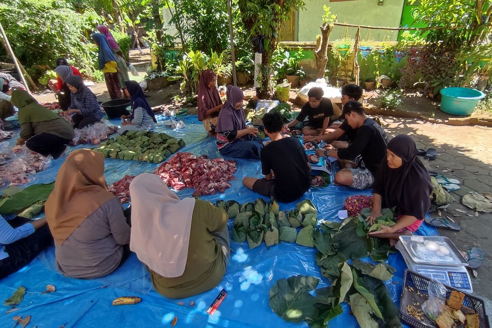 Kurangi Sampah Plastik, Warga Manggung Wukirsari Bantul Bagikan Daging Kurban dengan Besek dan Daun Jati