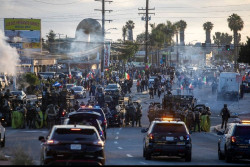 Bentrok Pengunjuk Rasa di Los Angeles Meluas, Polisi Tembakan Gas Air Mata