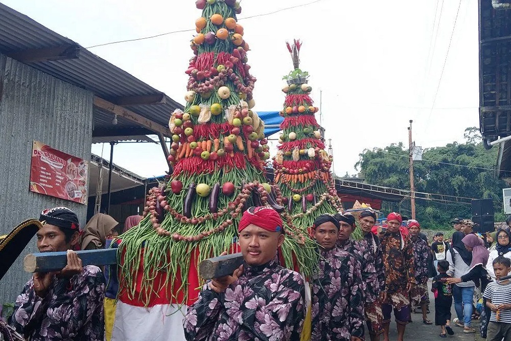 Dua Gunungan Hasil Bumi Diarak dalam Merti Dusun Warga Lereng Sumbing