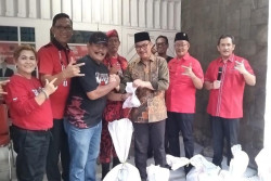 Hasto Wardoyo Bagikan Daging Qurban di Kandang Banteng, Ajak Kader PDI Perjuangan Terus Membantu Masyarakat