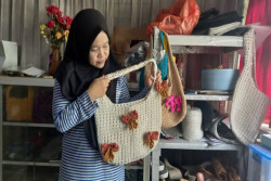 Kisah Sri Suwarni: Merajut Usaha Melalui Sepatu dan Tas