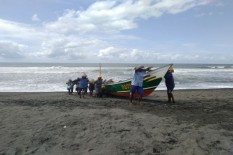 Dihantam Gelombang Tinggi Saat Melaut, Kapal Nelayan di Pantai Depok Bantul Tenggelam