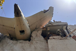 Detik-detik Pesawat Boeing Air India Jatuh dan Meledak yang Terekam Kamera