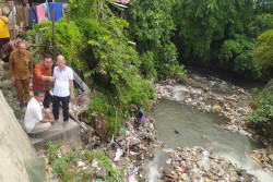 Cek Tumpukan Sampah di Sungai Buntung, Wali Kota Jogja Bakal Tambah Trash Barrier