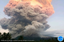 Erupsi Gunung Lewotobi Laki-Laki Lontarkan Abu dan Kerikil Panas, BNPB: Tak Ada Laporan Korban Jiwa
