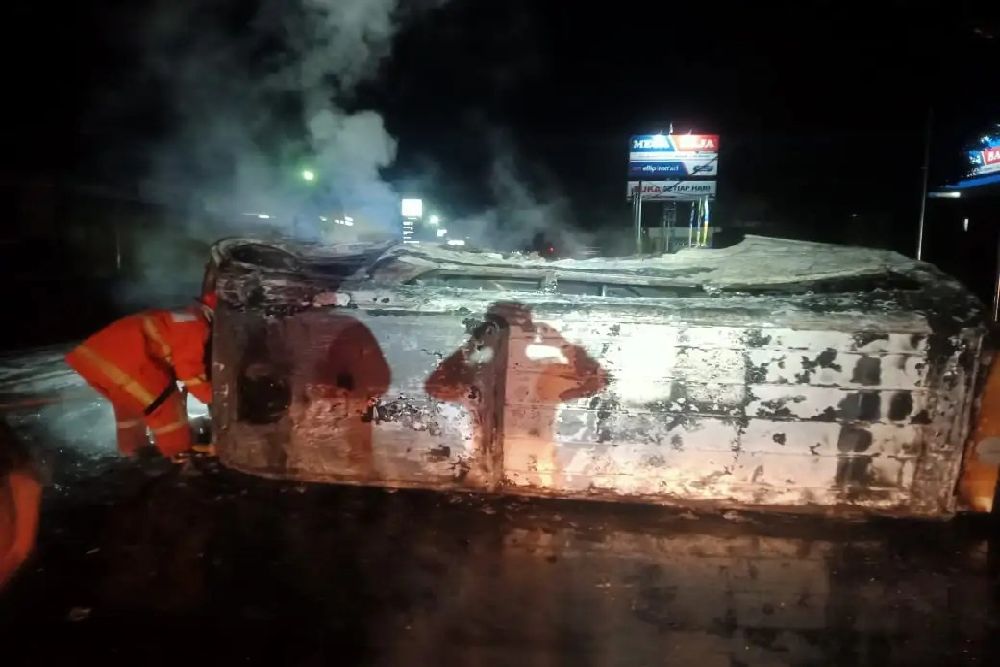 Tabrak Panther, Mobil Travel Terguling Kemudian Terbakar di Sragen, 8 Penumpang Terluka