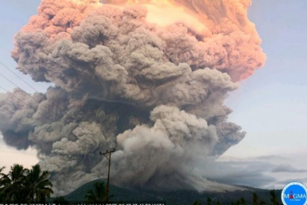 87 Penerbangan Dibatalkan Akibat Erupsi Gunung Lewotobi Laki-laki