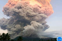87 Penerbangan Dibatalkan Akibat Erupsi Gunung Lewotobi Laki-laki