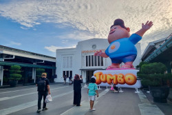 Sambut Liburan Sekolah, KAI Daop 6 Jogja Hadirkan Karakter Jumbo di Stasiun Tugu