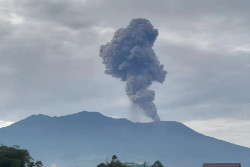 Gunung Marapi Kembali Erupsi, Badan Geologi: Jarak Batas Aman 3 Km dari Puncak