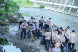 HUT Bhayangkara, Ratusan Polisi Bersihkan Sungai Code