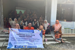 Ibu-Ibu PKK Dusun Terbah Olah Sampah Jadi Pupuk Cair Ramah Lingkungan