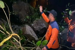 Dua Wisatawan di Ponorogo Terluka Parah Karena Terkena Batu Longsoran di Telaga Ngebel