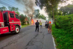Mobil Ludes Terbakar di Jalan Kaliurang, Pengemudi dan Tiga Penumpang Selamat