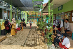 SPMB 2025 Kulonprogo, Hari Pertama Terjadi Antrean Panjang, Orangtua Masih Kebingungan