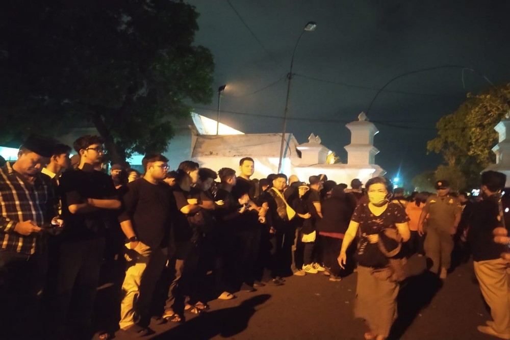 Peringati Malam 1 Sura, Ribuan Warga Ikuti Tradisi Mubeng Beteng Kraton Jogja
