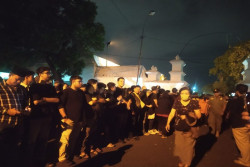 Peringati Malam 1 Sura, Ribuan Warga Ikuti Tradisi Mubeng Beteng Kraton Jogja