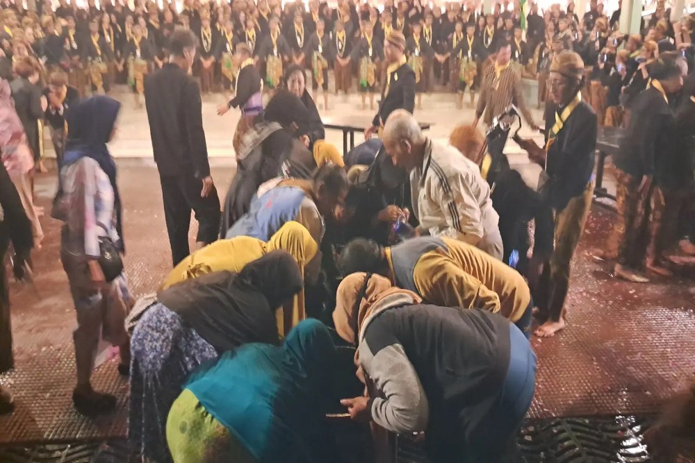 Malam 1 Sura: Orang Berebut Air Bekas Jamasan Pusaka di Pura Mangkunegaran Solo
