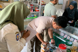 Satpol PP Bantul Sita 1.600 Batang Rokok Ilegal di Jetis, Pemilik Warung Didenda di Tempat