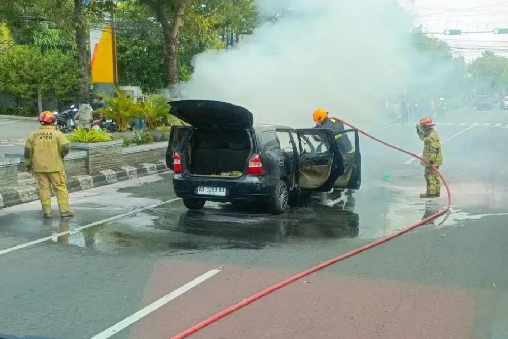 Mobil Warga Sleman Tiba-tiba Terbakar Saat Melintas di Jalan Pemuda Klaten