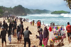 Gunungkidul Raup Rp214 Juta dalam 2 Hari Kunjungan Wisatawan, Destinasi Pantai Tetap Jadi Favorit
