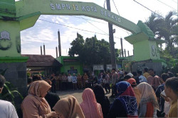 Puluhan Wali Murid di Serang, Banten Protes Penerapan Sistem Domisili pada SPMB 2025