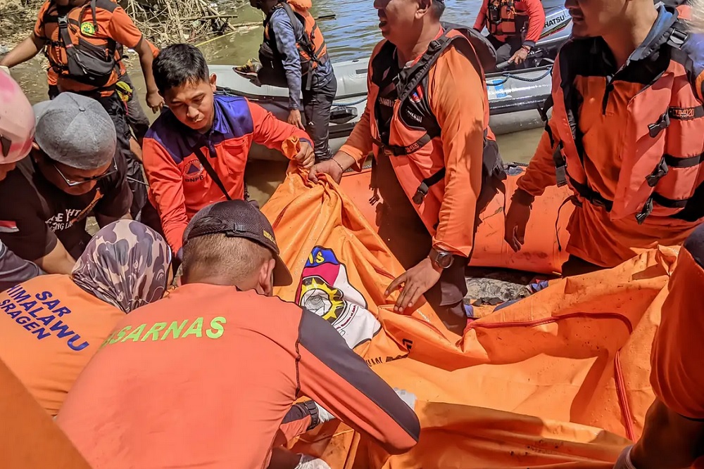 Jenazah Mahasiswi UNS yang Lompat dari Jembatan Jurug Dibawa ke Rumah Sakit