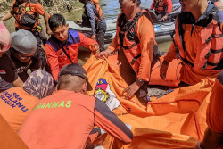 Jenazah Mahasiswi UNS yang Lompat dari Jembatan Jurug Dibawa ke Rumah Sakit