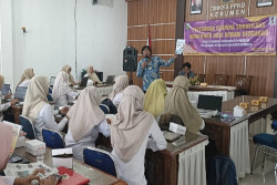 Petugas Puskesmas Kebumen Belajar Desain Grafis