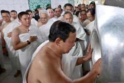 Presiden Prabowo Tunaikan Ibadah Umrah Saat Kunjungan ke Arab Saudi, Cium Hajar Aswad