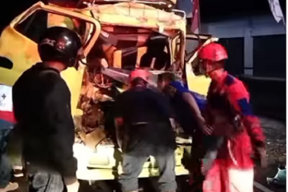 Tabrak Kontainer Terparkir di Jalan Jogja-Wonosari, Sopir Truk Kayu Alami Patah Kaki