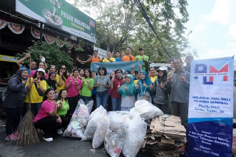 Rayakan SEEwelas Tahun, THE 1O1 Yogyakarta Tugu Ajak Masyarakat Kurangi Sampah Plastik di Pasar Kranggan
