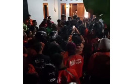 Driver Ojol di Jogja Geruduk Rumah Mas-mas Pelayaran yang Diduga Lakukan Penganiayaan
