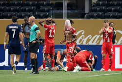 9 Pemain PSG Bekuk Bayern dengan Skor 2-0, Laga Sengit Diwarnai Kartu Merah hingga Cedera Parah
