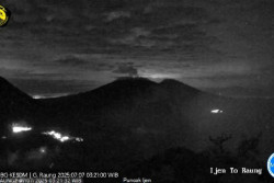 Gunung Raung Erupsi 2 Kali Pagi ini, Tinggi Letusan Capai 1 Km