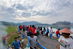 Mahasiswa KKN UGM Bersama Warga Bersih-bersih Sampah di Waduk Gebyar Sragen, Ini Tujuannya