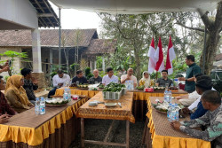 Utusan The Zayed Foundation ke Peron, Ingin Kembangkan Pasar Alpukat-Gula Aren