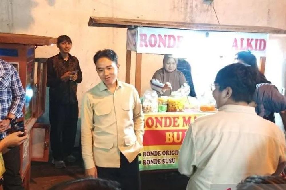 Nikmati Kuliner Kaki Lima, Wapres Gibran Borong Seratus Porsi Wedang Ronde dan Bakso di Alun-alun Selatan Jogja