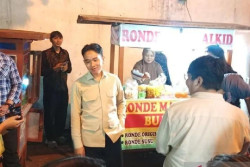 Nikmati Kuliner Kaki Lima, Wapres Gibran Borong Seratus Porsi Wedang Ronde dan Bakso di Alun-alun Selatan Jogja