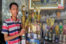 Inspiratif! Remaja Ponorogo Viral dengan Koleksi Banyak Piala, Lolos ITB Tanpa Tes