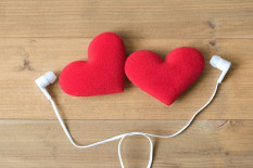 Ini Rekomendasi Lagu Berbahasa Inggris untuk Anda yang Sedang Jatuh Cinta