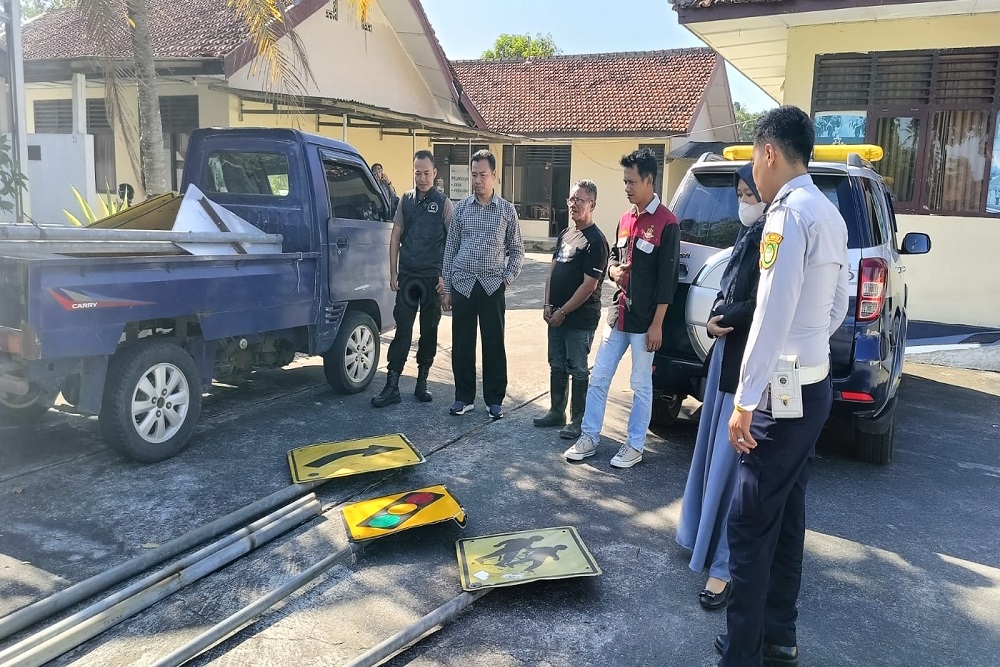 Pria di Bantul Curi Rambu Lalu Lintas dan Kerangka Baliho, Pakai Mobil Plat Merah Saat Beraksi