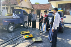 Pria di Bantul Curi Rambu Lalu Lintas dan Kerangka Baliho, Pakai Mobil Plat Merah saat Beraksi