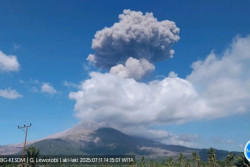 Gunung Lewotobi Laki-laki Alami Dua Kali Letusan pada Jumat