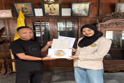 Mahasiswa Komunikasi Universitas Amikom Yogyakarta Melestarikan Budaya Takbenda Keris Melalui Buku Edukasi di Pusat Kerajinan Djiwodiharjo, Imogiri, Bantul