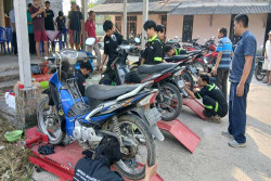 Dekatkan Pendidikan dengan Masyarakat, Vokasi Mesin ITNY Gelar Servis dan Ganti Oli Gratis di Padukuhan Nglarang