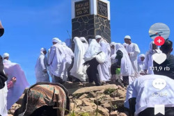 Viral Video Puluhan Orang Berjubah Putih Lakukan Ritual di Puncak Gunung Lawu