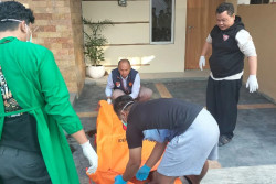Diduga Sakit, Driver Ojol Ditemukan Meninggal di Halaman Rumah Kosong Karanganyar