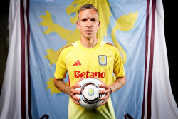Aston Villa Rekrut Kiper Marco Bizot